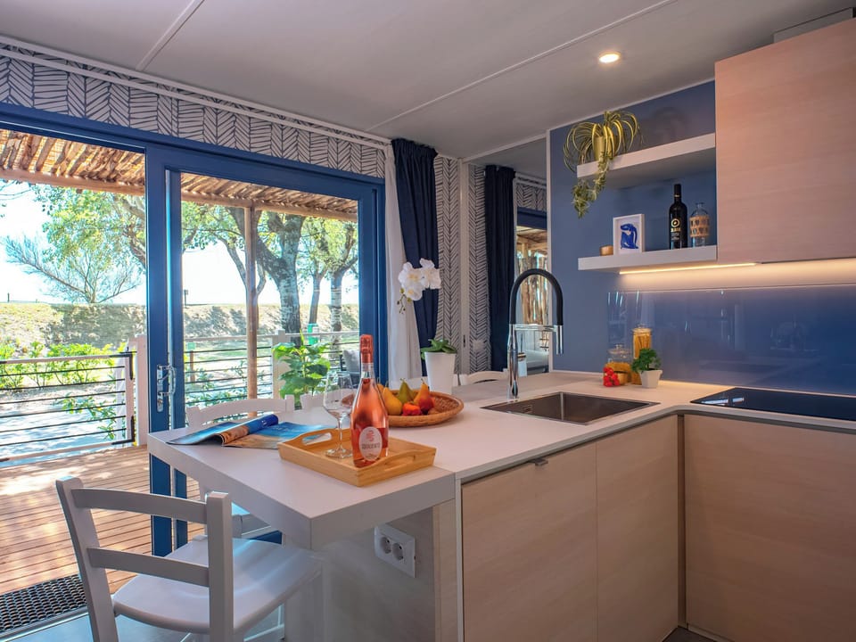 Suite Mediterranea (Pet Friendly) | Private kitchen | Espresso maker, coffee/tea maker, electric kettle