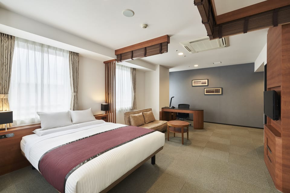 In-room safe, desk, bed sheets