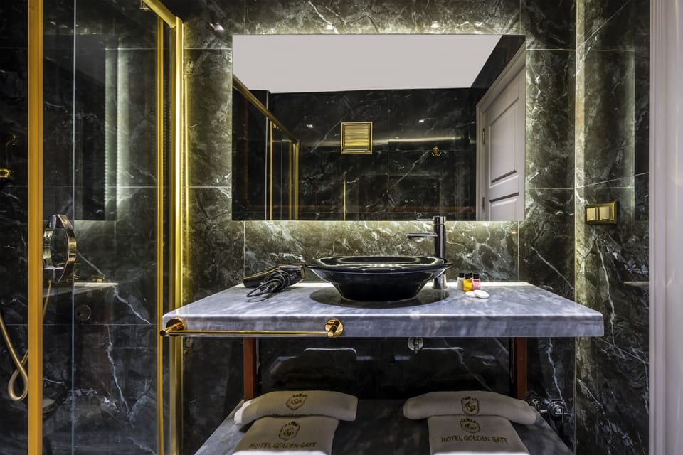 Studio Suite | Bathroom | Shower, free toiletries, hair dryer, slippers