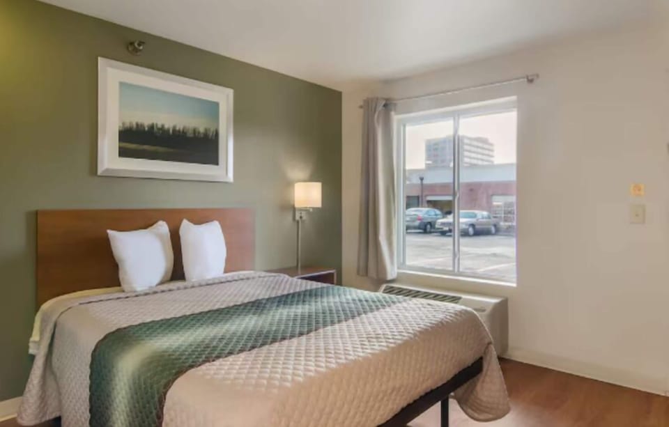 Blackout drapes, WiFi (free), bed sheets