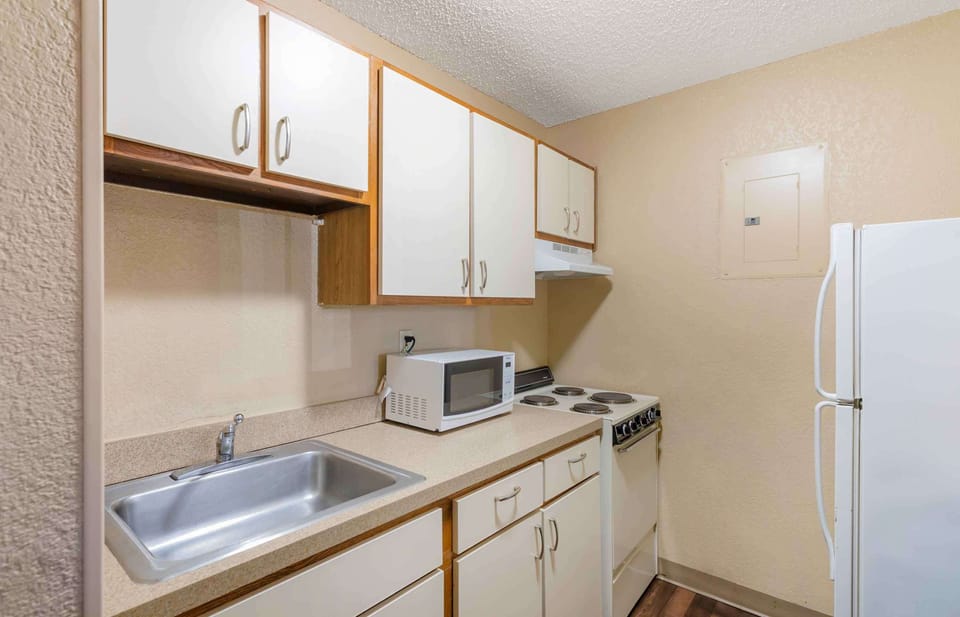 Deluxe Studio, Multiple Beds, Non Smoking | Private kitchen | Full-size fridge, microwave, stovetop