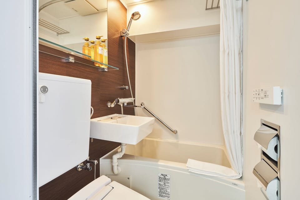 Combined shower/tub, free toiletries, hair dryer, slippers