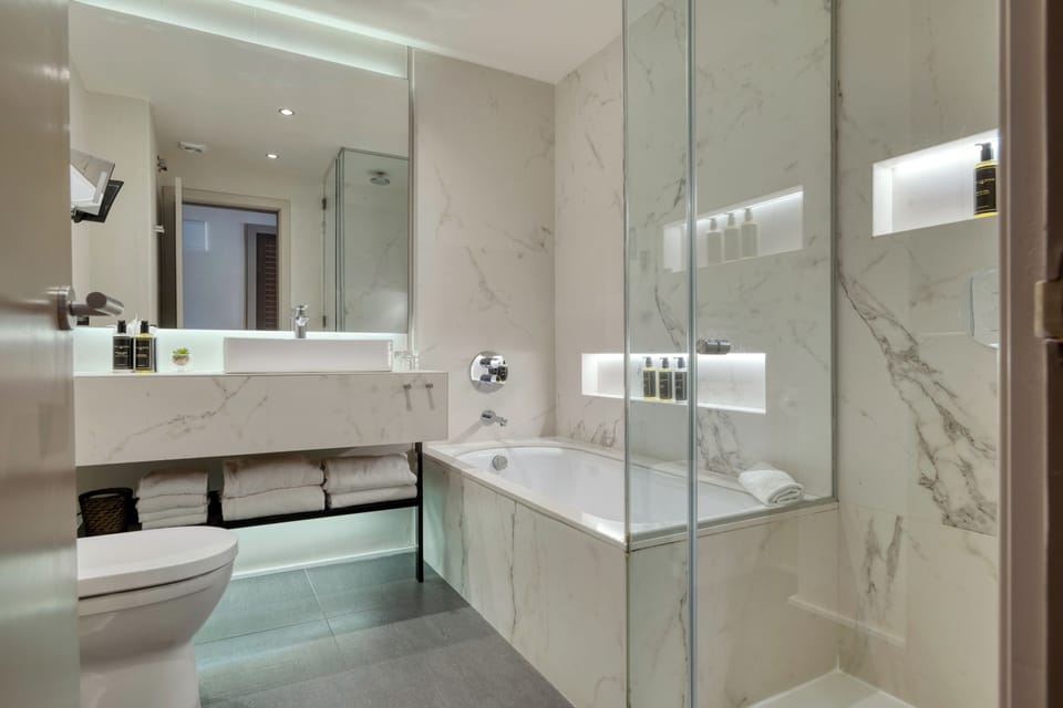 Junior Suite | Bathroom | Shower, free toiletries, hair dryer, towels