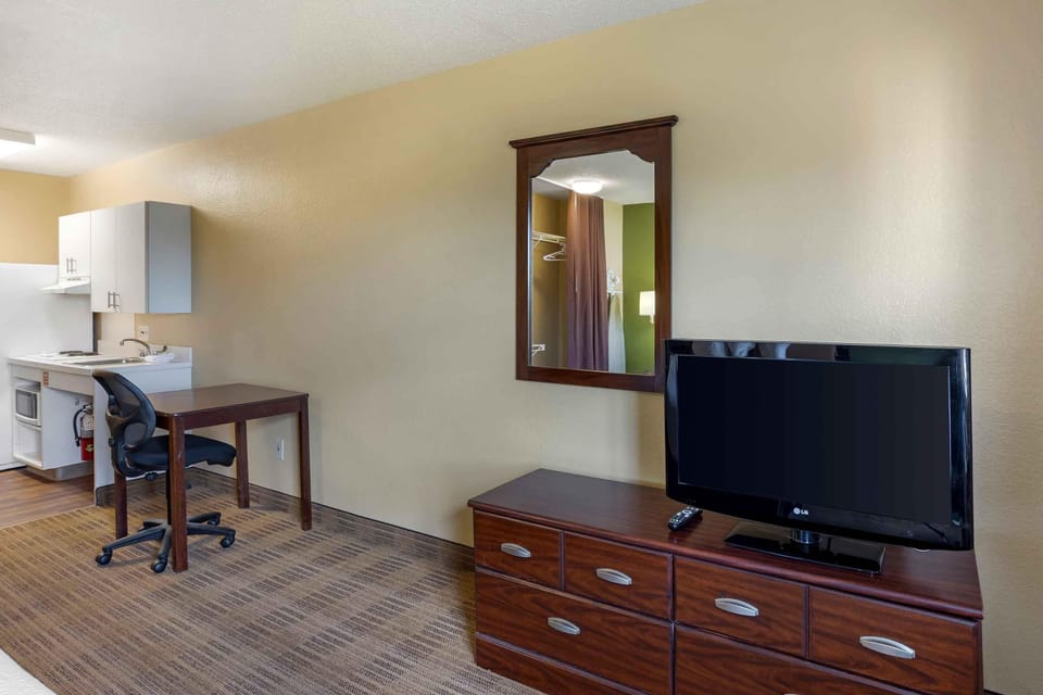 Studio, 1 Queen Bed, Accessible, Non Smoking | Desk, blackout drapes, iron/ironing board, free WiFi