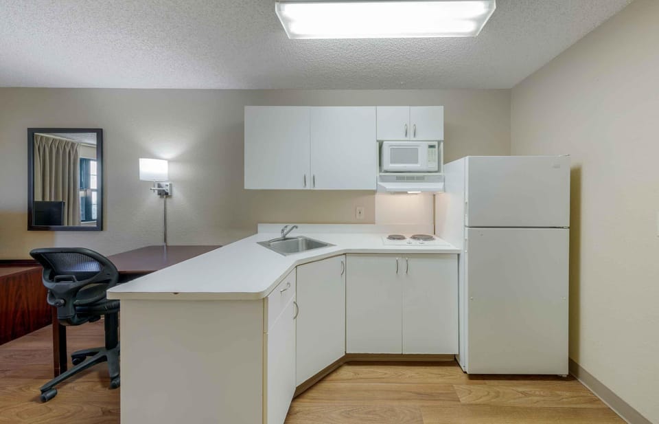 Coffee/tea maker, fridge, microwave, stovetop