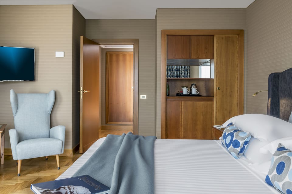 Junior Suite, Sea View | Hypo-allergenic bedding, in-room safe, bed sheets, wheelchair access