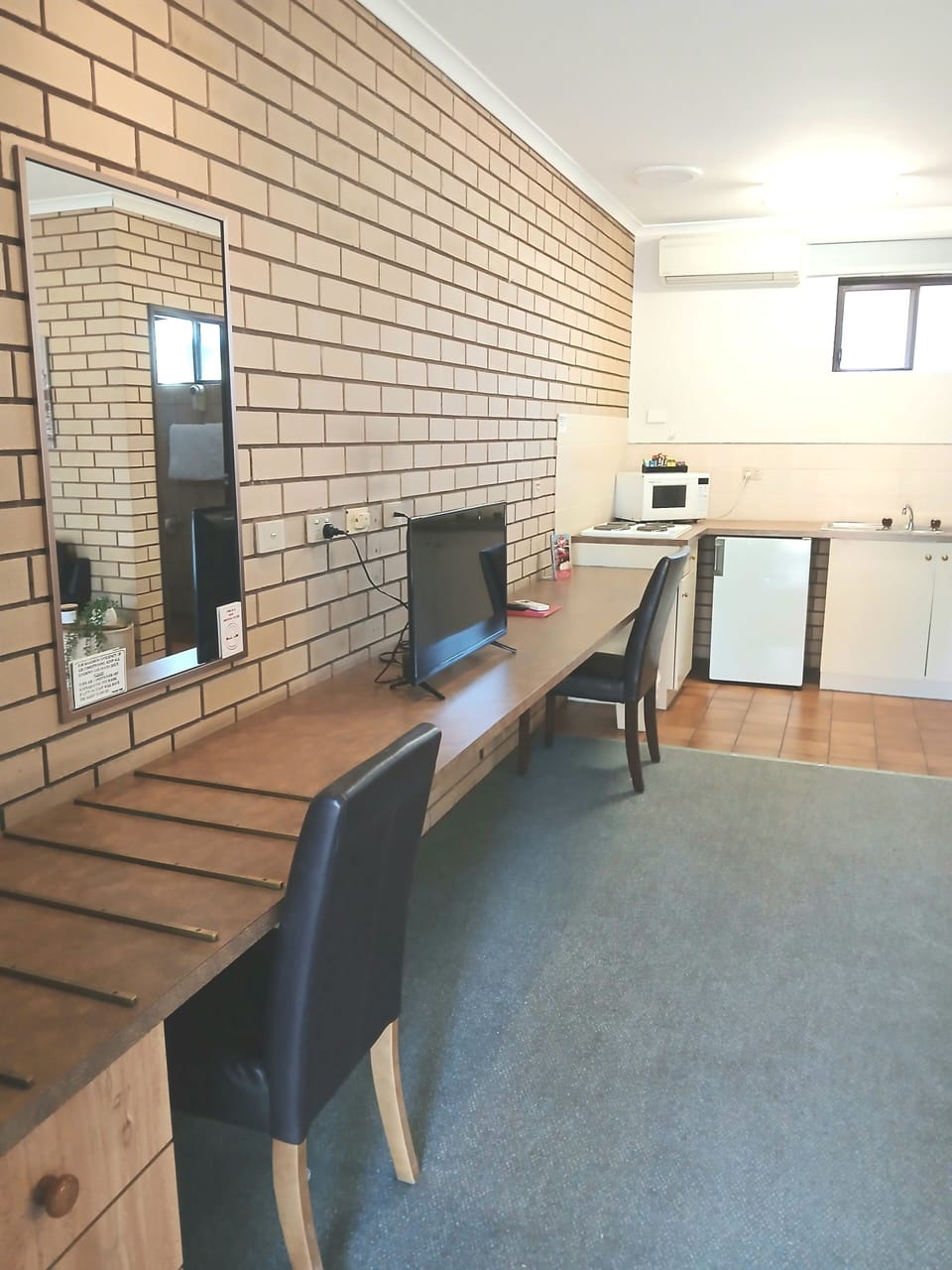 Room (Queen) | Private kitchen | Microwave