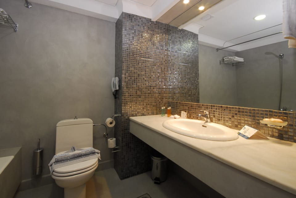 Combined shower/tub, hair dryer, towels