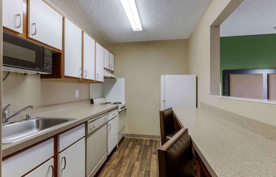 Deluxe Studio, 1 Queen Bed with Sofa bed, Non Smoking | Private kitchen | Fridge, microwave, oven, stovetop