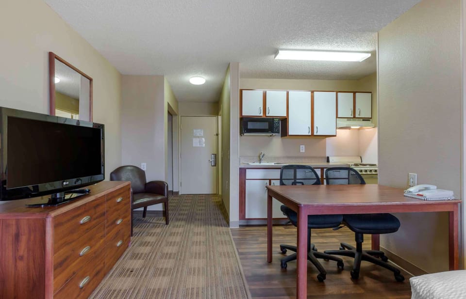 Studio, 1 Queen Bed, Non Smoking | Private kitchen | Fridge, microwave, oven, stovetop