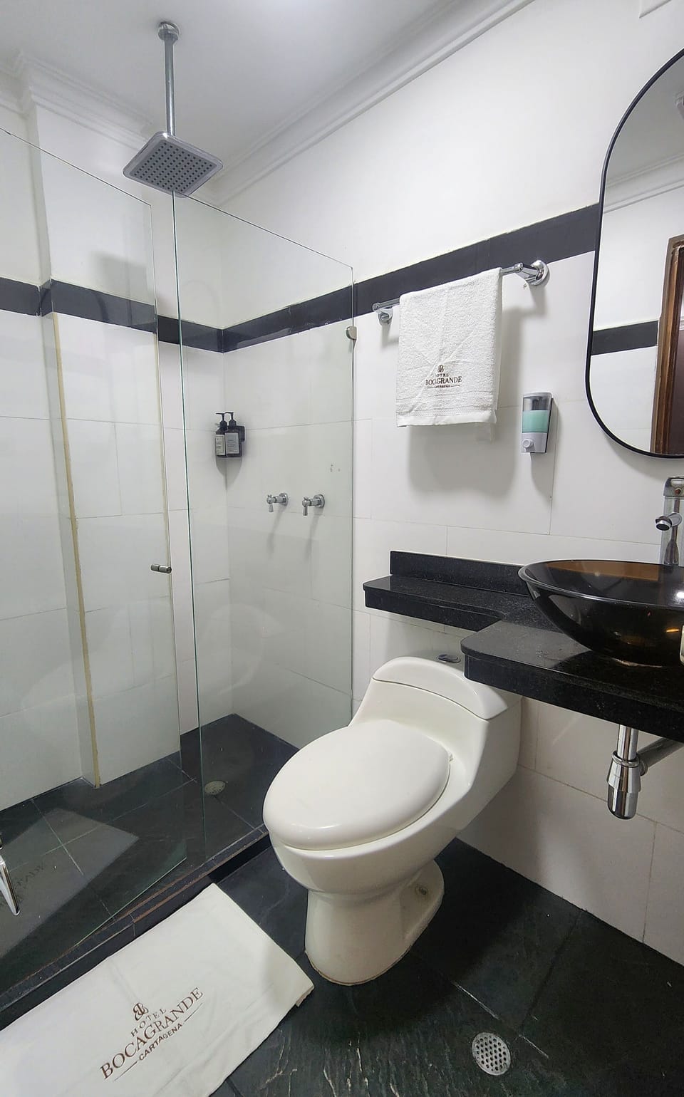 Standard Triple Room | Bathroom | Shower, towels