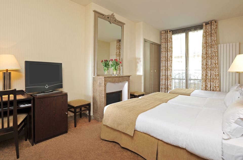 Triple Room | In-room safe, desk, blackout drapes, iron/ironing board