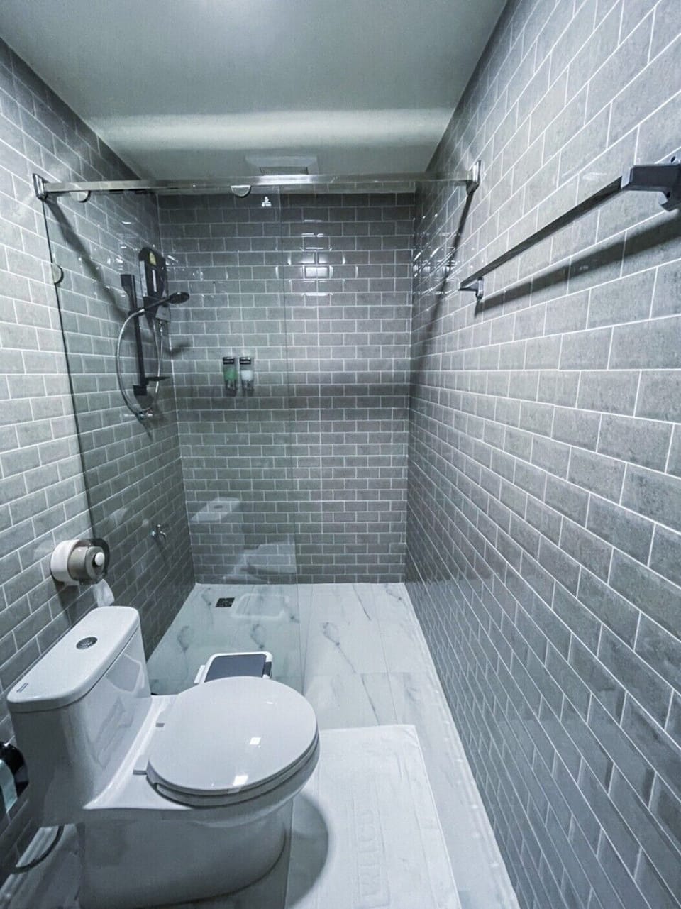Deluxe Room | Bathroom | Slippers