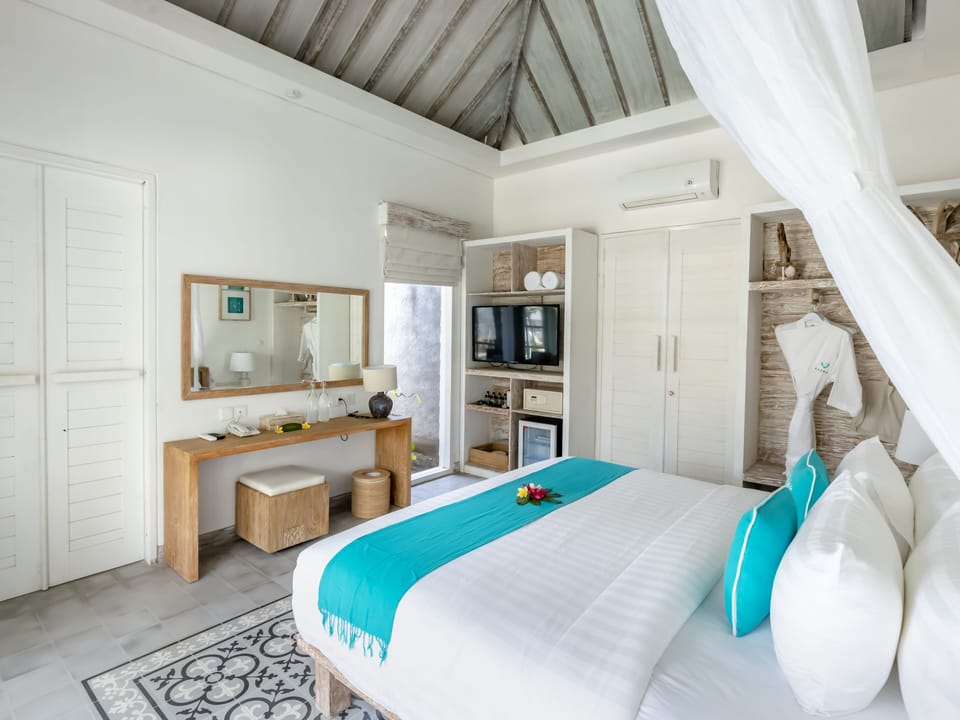 Suite with Pool Access with Daily Afternoon Tea | Minibar, in-room safe, desk, laptop workspace