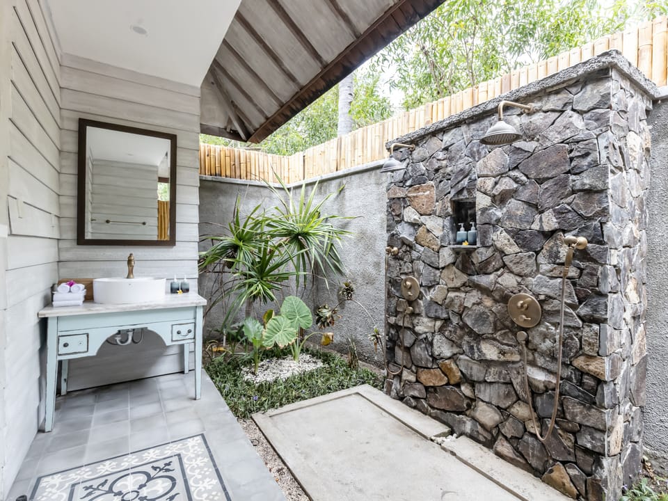 One Bedroom Private Pool Villa with Daily Afternoon Tea | Bathroom | Shower, rainfall showerhead, free toiletries, hair dryer