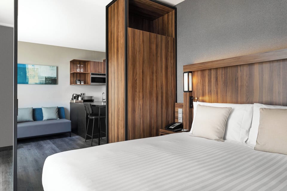Studio, 1 King Bed | Hypo-allergenic bedding, in-room safe, desk, laptop workspace