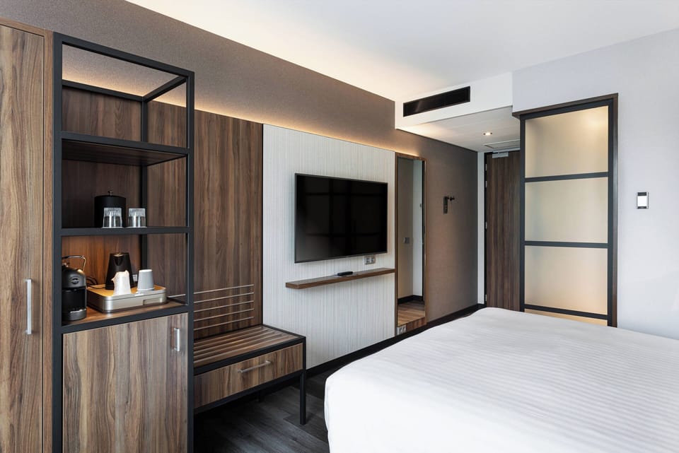 Comfort Room, 1 King Bed | Hypo-allergenic bedding, in-room safe, desk, laptop workspace