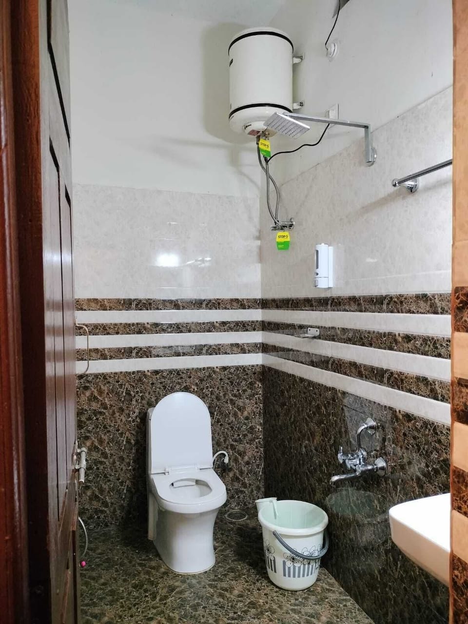 Shower, rainfall showerhead, free toiletries, towels