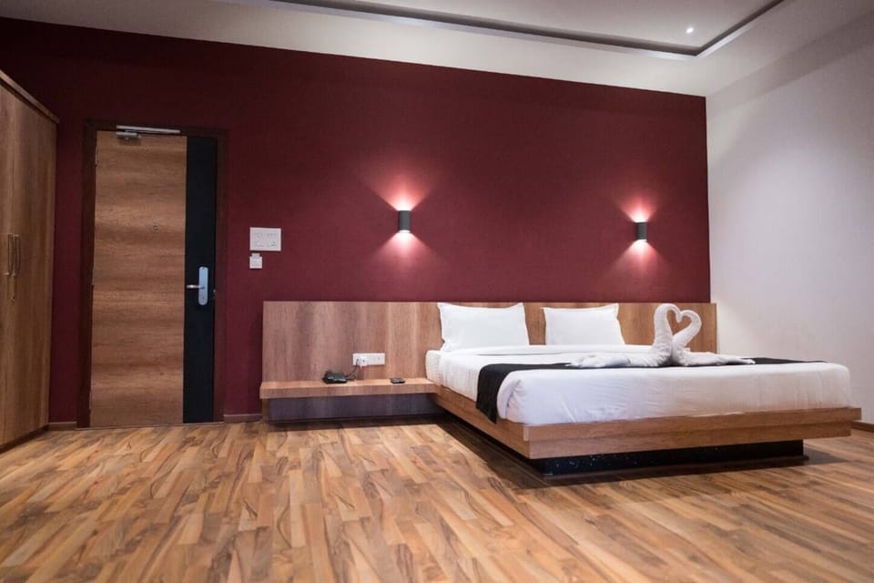 Luxury Room | Premium bedding, WiFi (free), bed sheets