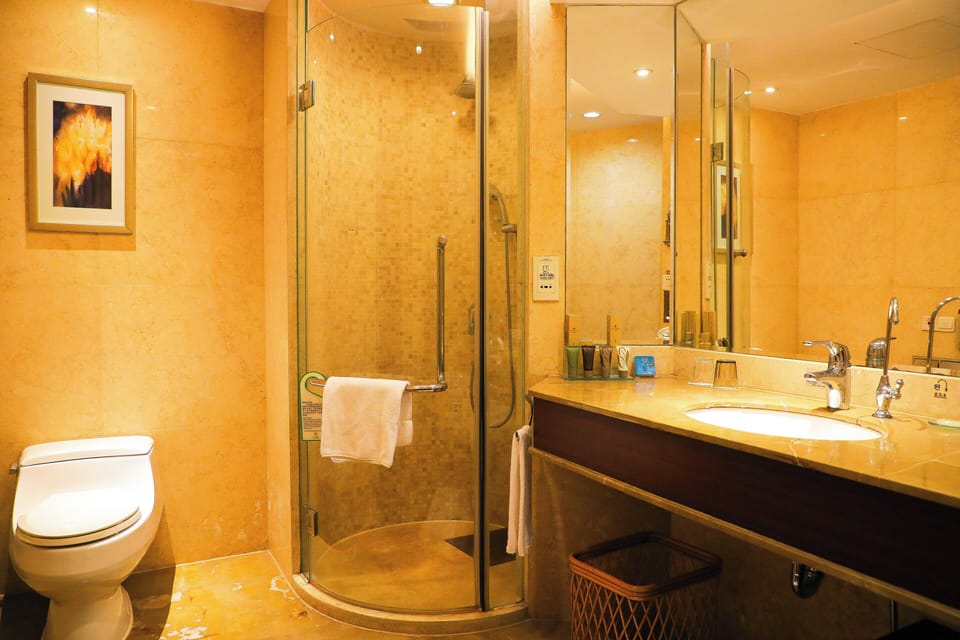 Executive Room, 1 King Bed | Bathroom | Shower, free toiletries, hair dryer, slippers