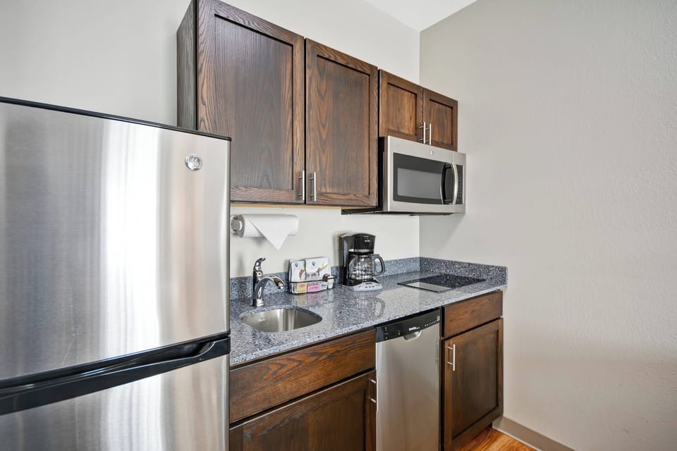 Full-size fridge, microwave, stovetop, dishwasher