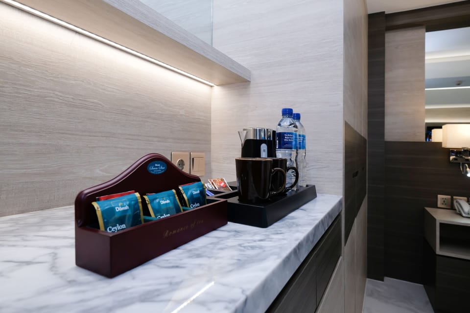 Honeymoon Studio Suite, 1 King Bed, Non Smoking, City View | In-room safe, desk, free WiFi, bed sheets