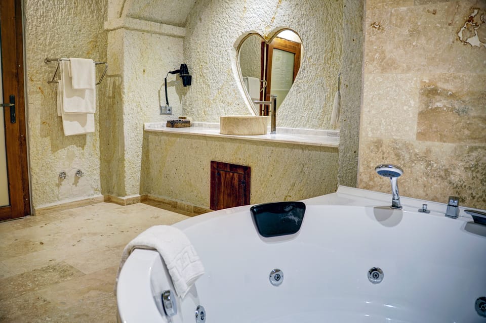 Honeymoon Suite | Jetted tub