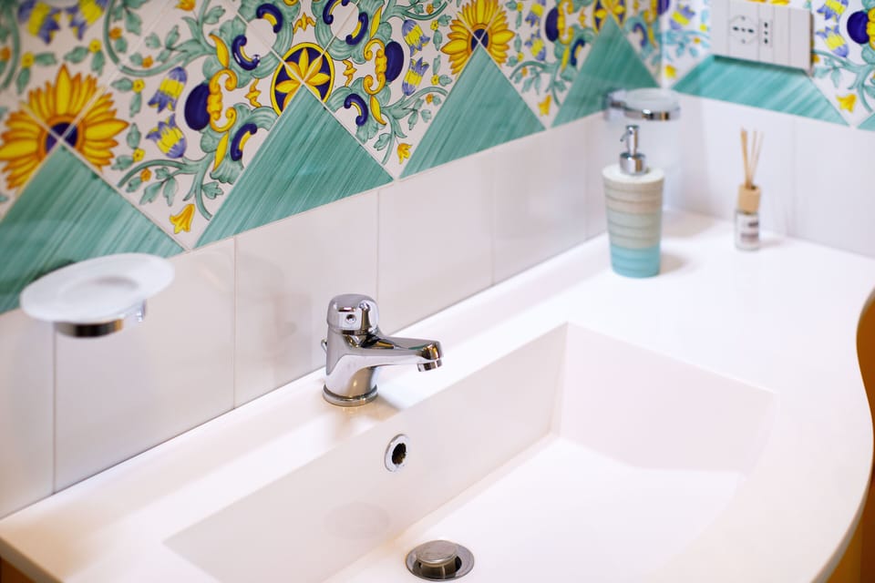 Deluxe Double Room, Sea View | Bathroom | Hair dryer, towels