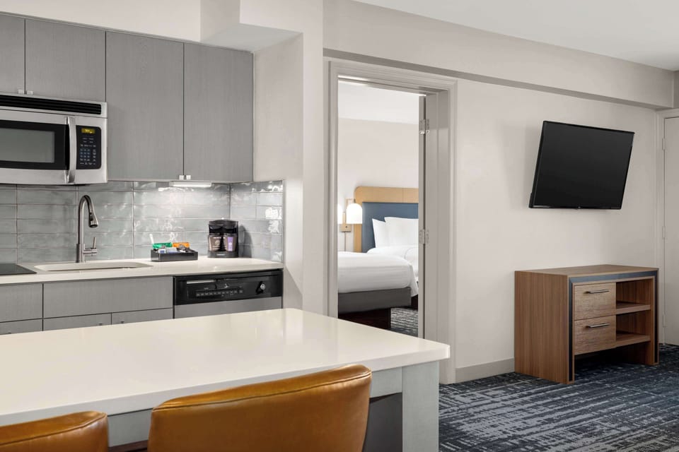 Deluxe Suite, 2 Double Beds | Private kitchen | Fridge, microwave, coffee/tea maker, cookware/dishes/utensils