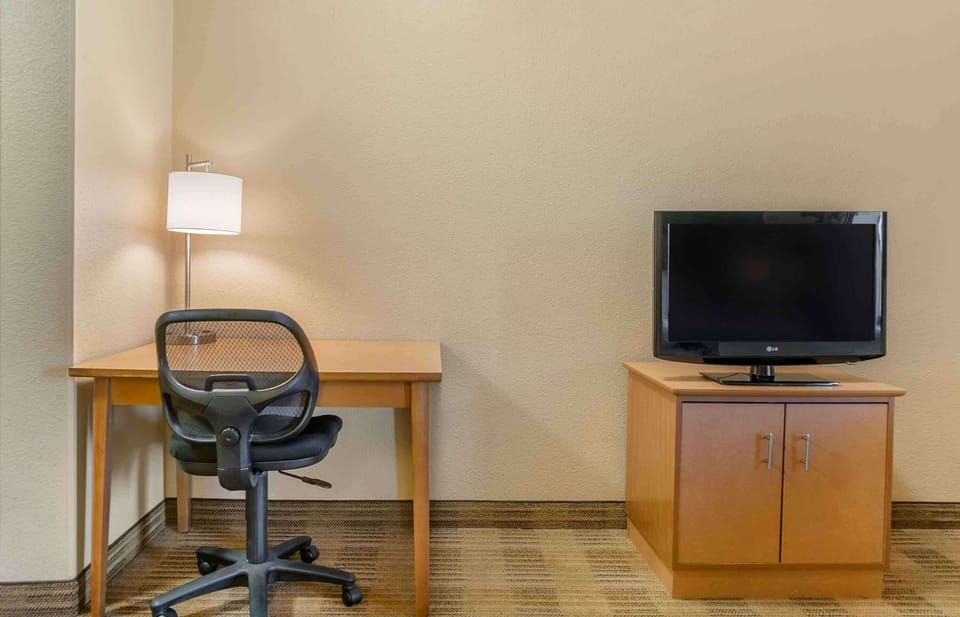 Desk, laptop workspace, iron/ironing board, free WiFi