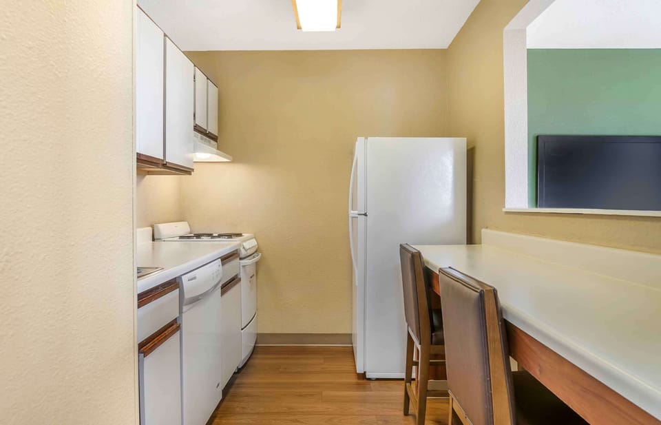 Deluxe Studio, Multiple Beds, Non Smoking | Private kitchen | Fridge, microwave, stovetop, coffee/tea maker