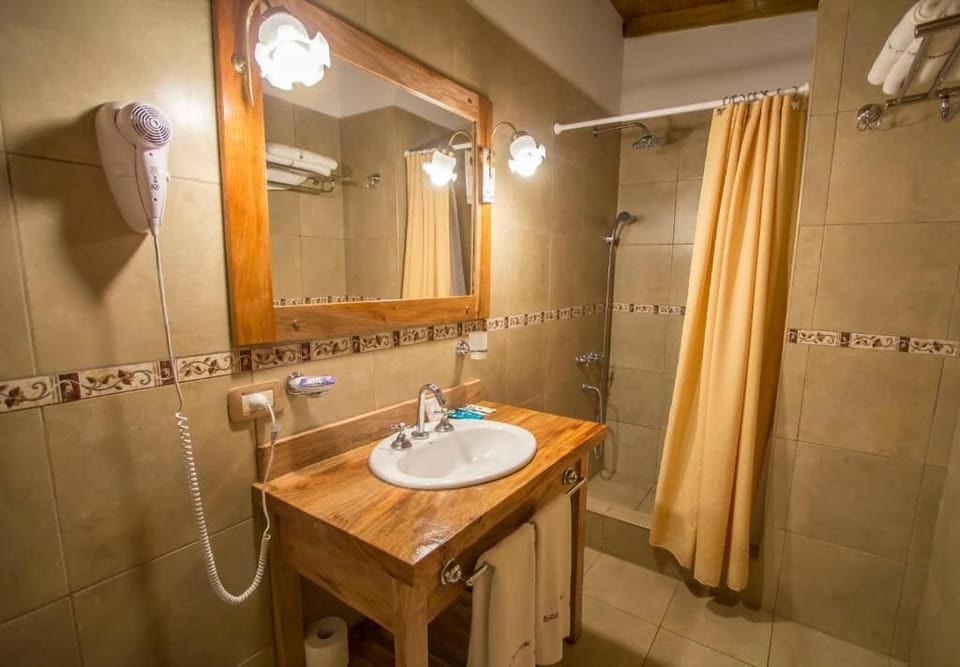 Junior Suite | Bathroom | Hair dryer, bidet, towels, soap