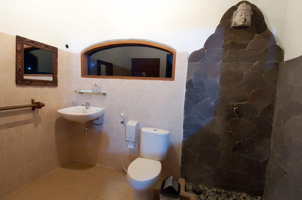 Penthouse | Bathroom | Shower, free toiletries, hair dryer, slippers