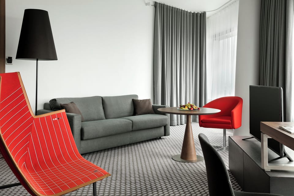 Premium bedding, desk, blackout drapes, soundproofing