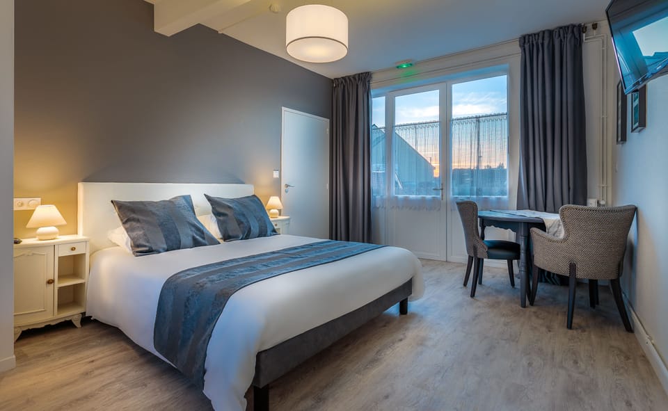 Premium bedding, desk, soundproofing, free WiFi