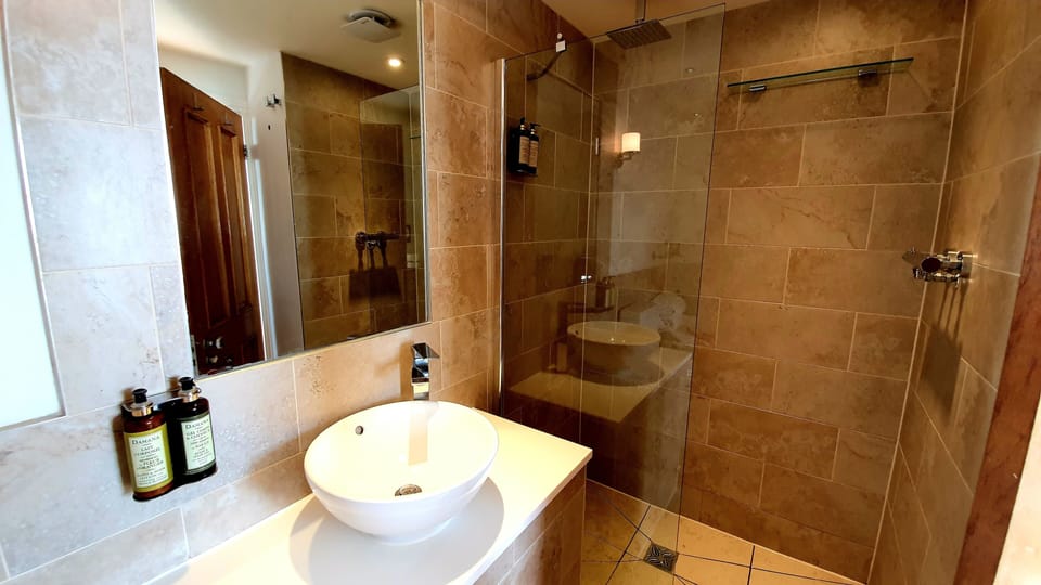Signature Room, 1 King Bed, Sea View (King) | Bathroom | Shower, free toiletries, hair dryer, bathrobes