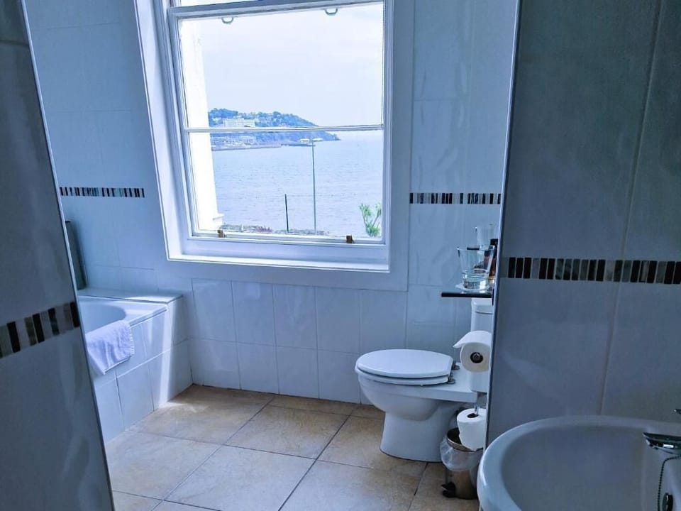 Suite, 1 Bedroom | Bathroom | Combined shower/tub, free toiletries, hair dryer, towels