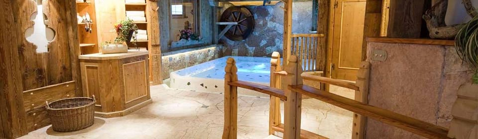 Sauna, hot tub, steam room, body treatments, hot stone massages
