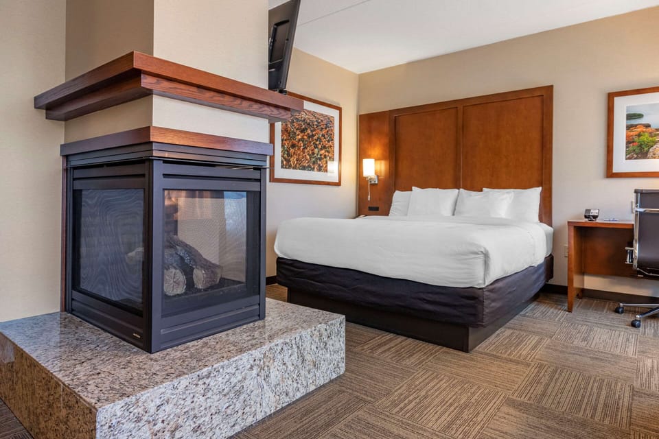 Jetted Tub Fireplace Deluxe Bridge View Suite | Premium bedding, pillowtop beds, in-room safe, desk