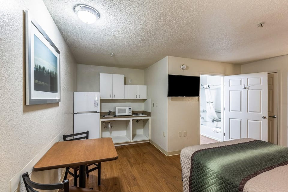 Studio, 2 Double Beds, Non Smoking (Renovated) | Desk, WiFi (free), alarm clocks, bed sheets