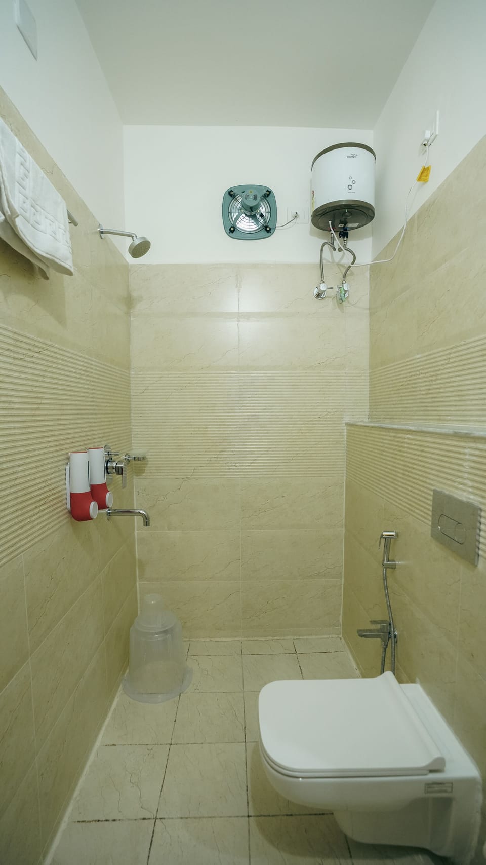 Shower, rainfall showerhead, free toiletries, towels