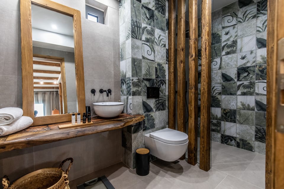 Junior Room | Bathroom | Shower, free toiletries, hair dryer, towels