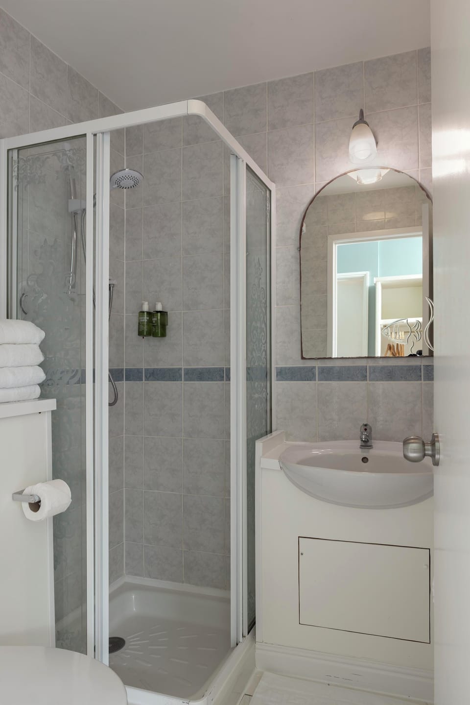 Family Quadruple Room, 2 Bedrooms | Bathroom | Hair dryer, towels, soap, shampoo