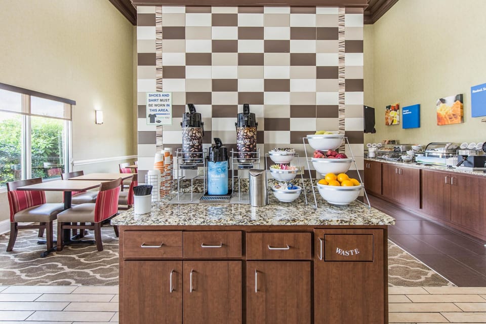 Free daily continental breakfast