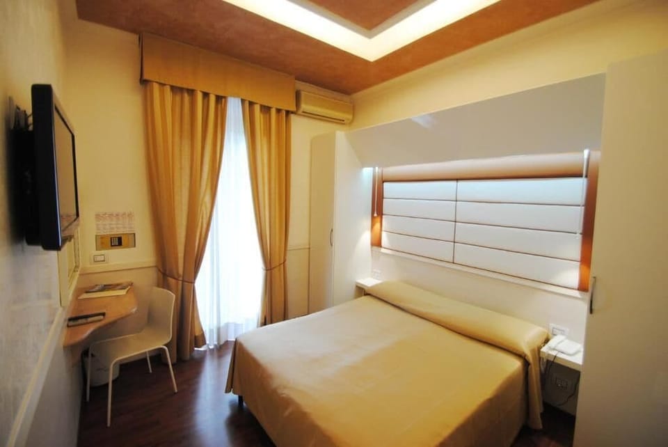 Minibar, in-room safe, desk, free WiFi