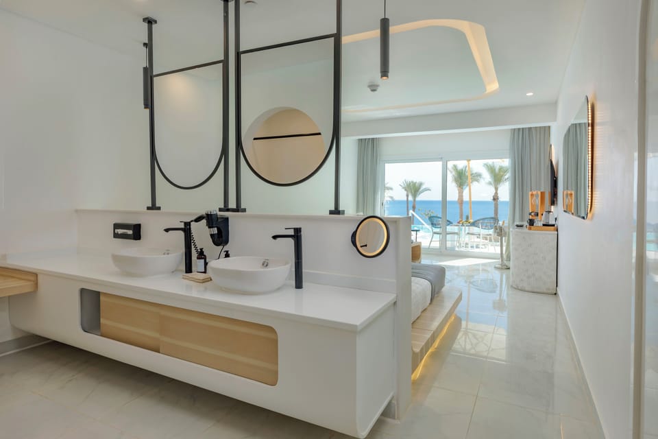Junior Swim-Up Suite (Posh Club) | Premium bedding, minibar, in-room safe, individually decorated