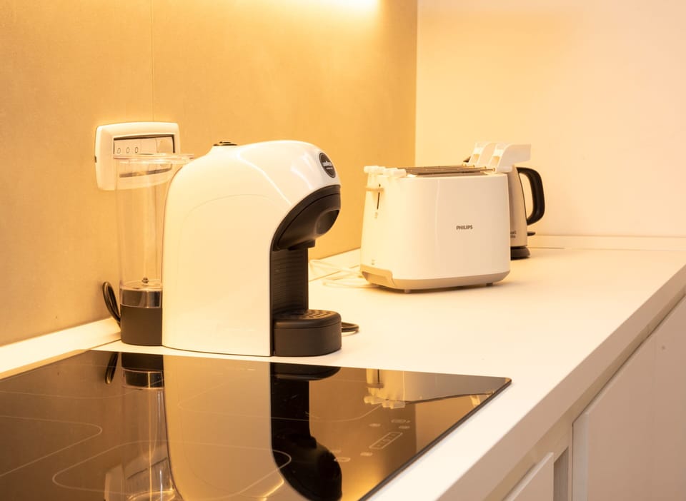 Full-size fridge, oven, stovetop, dishwasher