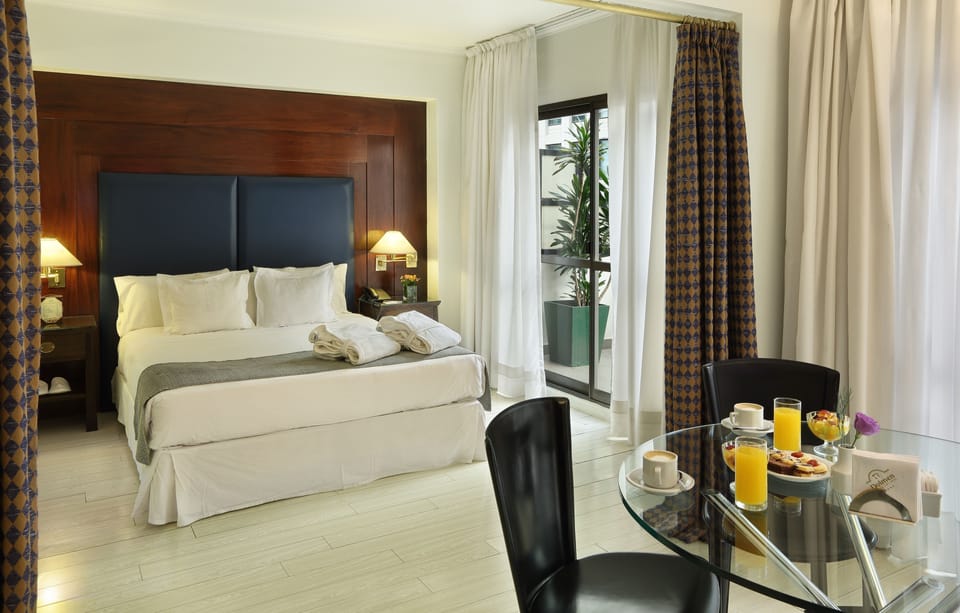 Executive Suite | Premium bedding, minibar, in-room safe, desk