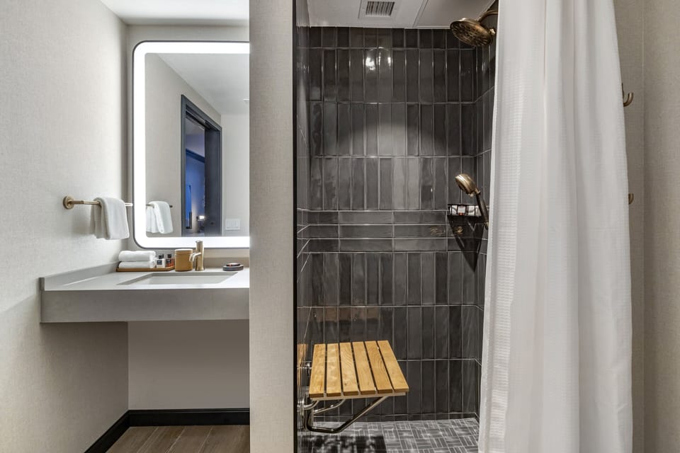 Deluxe Room, 1 King Bed, Accessible (roll-in shower) | Premium bedding, pillowtop beds, in-room safe, desk