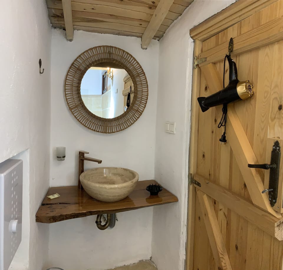 MIMOZA (FIREPLACE) | Bathroom | Shower, designer toiletries, hair dryer, bathrobes